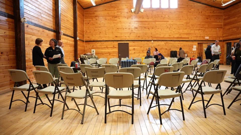 The inquiry is set up at the Sheshatshiu Youth Centre. Chairs are arranged in a circle, meant to mimik the experience of sitting in a round in an Innu tent. 