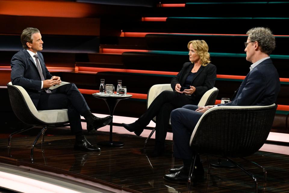 Mit seinem Gast Dirk Oschmann (rechts) war sich Markus Lanz am Mittwochabend nur selten einig. (Bild: ZDF / Markus Hertrich)