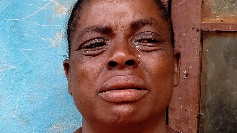 Una mujer llora en Bamenda después de que la policía supuestamente disparara a su hijo