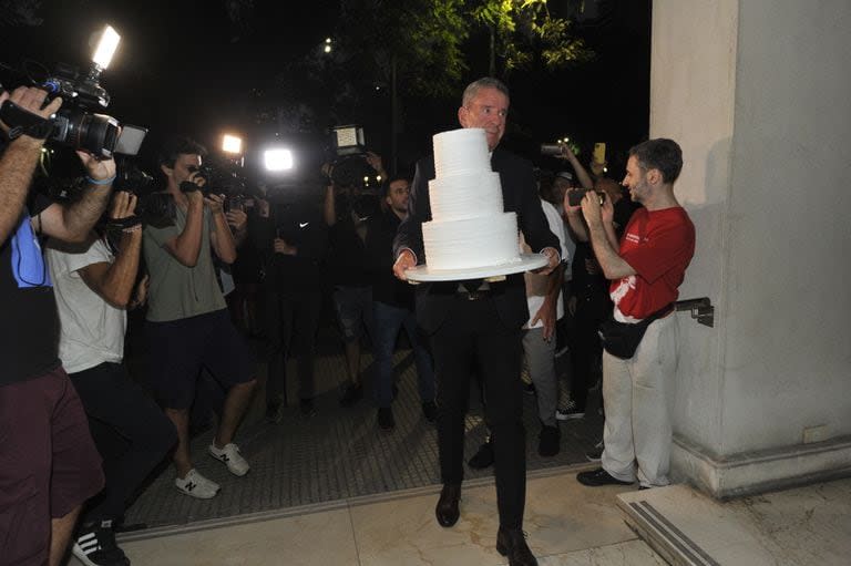 Una de las grandes protagonistas de la noche, la torta de cumpleaños. Como una invitada más, la torta recibió mucha atención cuando arribó al domicilio de la agasajada.