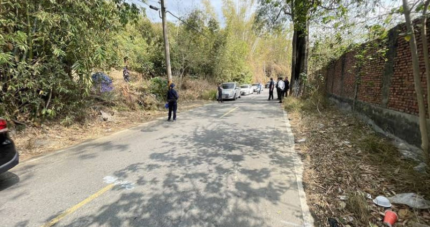 高雄林園路邊發現女嬰遺體，鑑識人員到場採證。（圖／翻攝畫面）