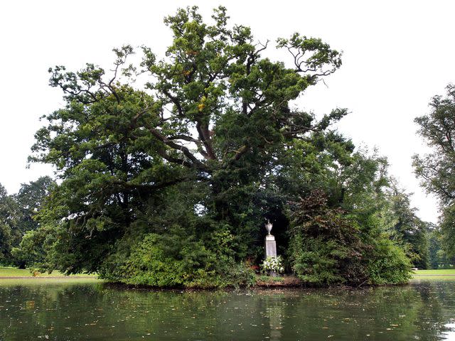 <p>David Jones - PA Images/PA Images/Getty</p> A tribute laid by the Spencer family is seen at Althorp House, Northampton, in memory of Diana, Princess of Wales, on the island where she is buried.