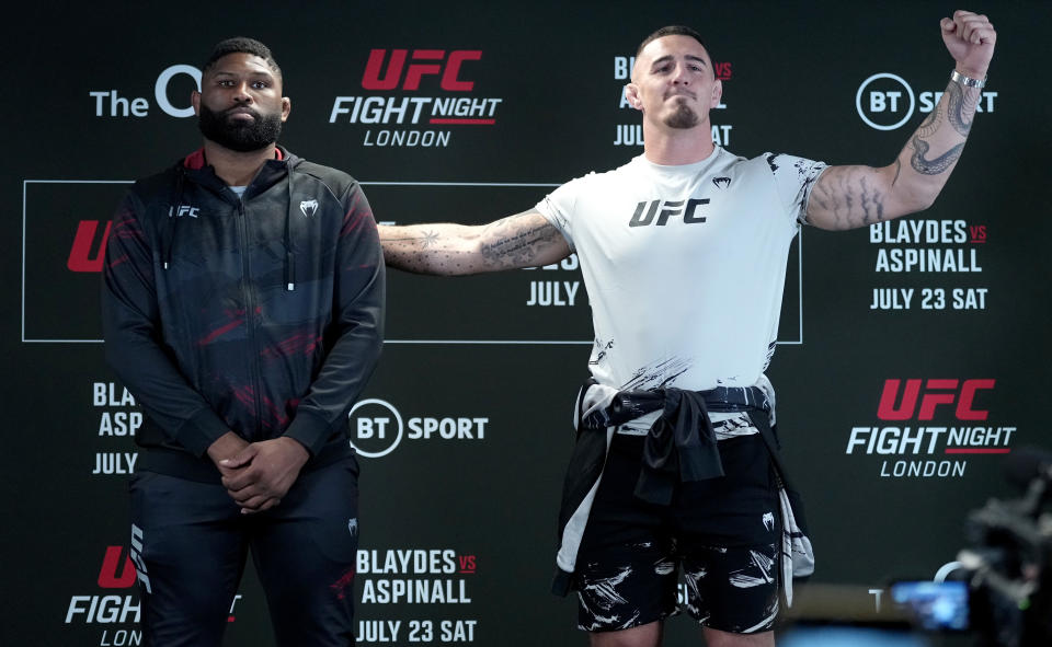 LONDRES, INGLATERRA - 20 DE JULIO: (LR) Curtis Blaydes y Tom Aspinall de Inglaterra posan para los medios durante el día de medios de UFC Fight Night en Hilton London Canary Wharf el 20 de julio de 2022 en Londres, Inglaterra.  (Foto de Jeff Bottari/Zuffa LLC)