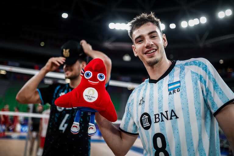 Agustín Loser y la selección argentina ya tienen su Phryge, la mascota de los Juegos Olímpicos de París 2024