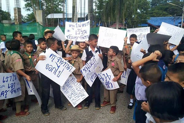 Con pancartas, niños de primaria protesta contra su mala maestra. Foto: Facebook.com/KhaosodEnglish