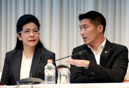 Sudarat Keyuraphan, Pheu Thai Party's prime ministerial candidate, Thanathorn Juangroongruangkit, leader of the Future Forward Party chat before a news conference to form a "democratic front" in Bangkok, Thailand, March 27, 2019. REUTERS/Soe Zeya Tun