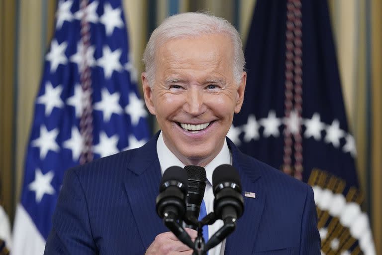 El presidente estadounidense Joe Biden sonríe durante un discurso en la Casa Blanca en Washington el 9 de noviembre del 2022