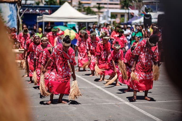 Una compañía de danza tradicional de la tribu Saint-Louis presenta una danza sobre el cultivo del ñame, el tubérculo canaco sagrado durante un día simbólico que marca la toma de posesión de Nueva Caledonia por Francia el 24 de septiembre de 1953