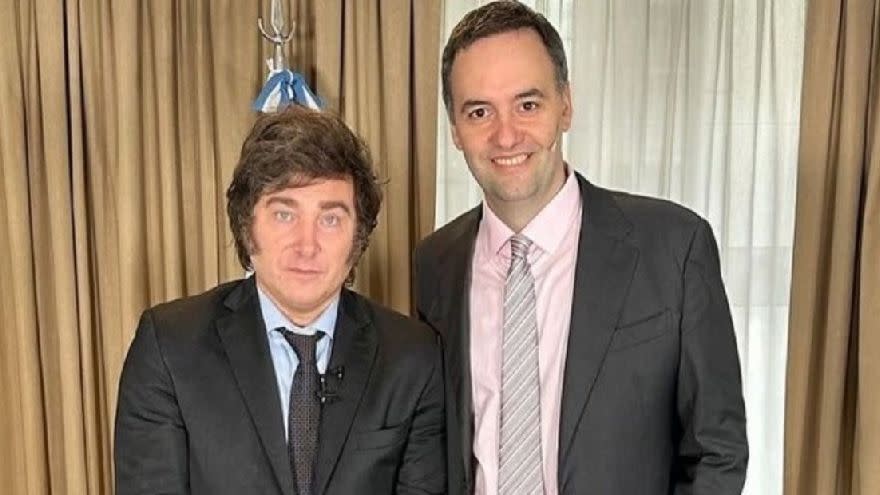 Javier MIlei junto a Manuel Adorni, tras una entrevista