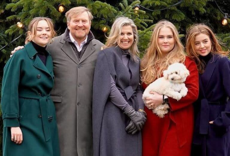 Ariane, Guillermo, Máxima, Amalia, Alexia y Mambo en la sesión de fotos familiar (Foto: Instagram @koninklijkhuis)