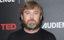 <p>Wie vielen Kinderstars fiel es auch ihm schwer, erwachsene Rollen zu finden: Mit größeren TV-Rollen in "NYPD Blue", "Scrubs" und "24" schaffte Ricky Schroder den Sprung ins "ernsthafte" Fach. Seine bislang letzte Rolle hatte er 2106 im Dolly-Parton-TV-Biopic "Christmas of My Colors", zuletzt machte er Schlagzeilen, weil er eine große Summe für die Kaution von Kyle Rittenhouse spendete, der bei den Protesten in Kenosha zwei Menschen erschossen hatte. (Bild: Ben Gabbe/Getty Images)</p> 