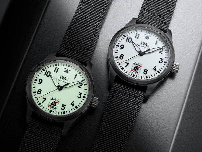 IWC發表全新Pilot’s Watch Automatic 41 Black Aces特別版，配備品牌首見的「全夜光白色錶盤」，搭配黑色陶瓷錶殼，外型非常特別。定價約NT$215,000。