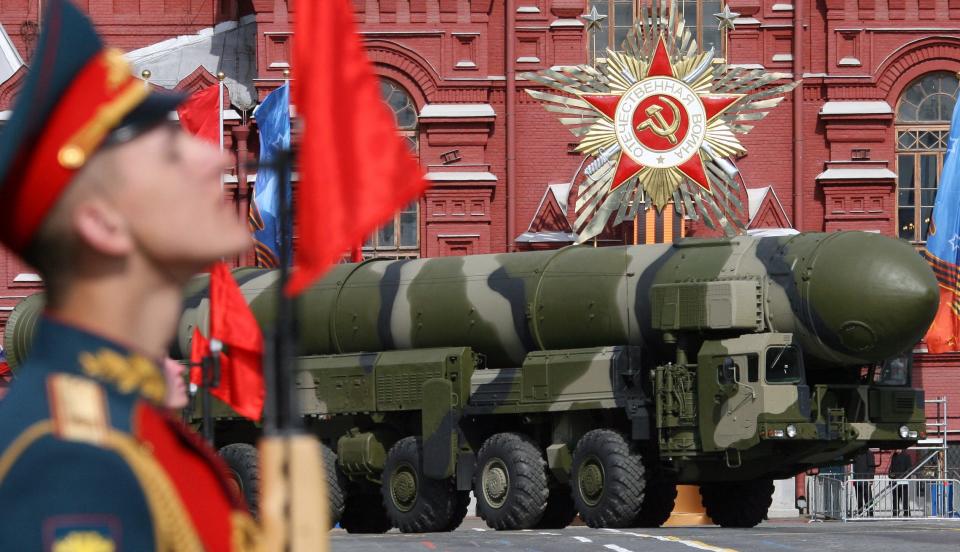 Eine russische Topol-M ICBM fährt am 9. Mai 2008 bei einer Parade zum Tag des Sieges über den Roten Platz in Moskau. - Copyright: YURI KADOBNOV/AFP via Getty Images