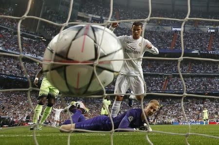 Foto del miércoles del arquero de Manchester City Joe Hart vencido tras el autogol de Fernando en la derrota ante el Madrid por las semifinales de la Liga de Campeones. Mayo 4, 2016. El Real Madrid clasificó el miércoles a la final de la Liga de Campeones al superar 1-0 al Manchester City y definirá el torneo con el Atlético de Madrid, rival ante el que conquistó su décima corona continental en 2014. Reuters / Paul Hanna