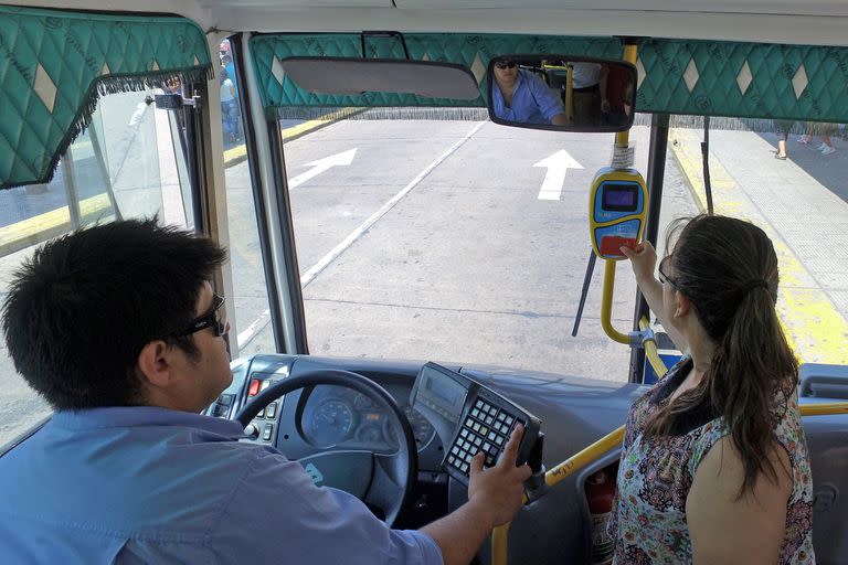 Los aumentos de boletos de colectivos y trenes vinieron acompañados de una nueva modalidad de viaje; la aplicación de los descuentos sobre la tarifa social y la duración de la franja horaria del beneficio, entre las dudas más recurrentes