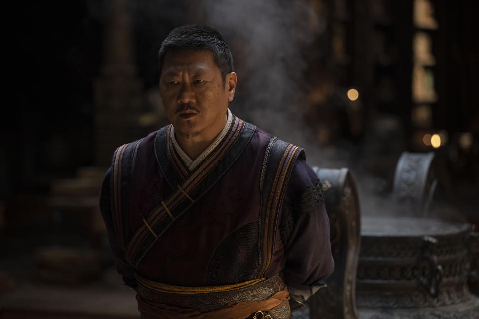 Benedict Wong como Wong, en una escena de "Doctor Strange in the Multiverse of Madness" (“Doctor Strange en el multiverso de la locura”) en una imagen proporcionada por Marvel Studios (Marvel Studios via AP)