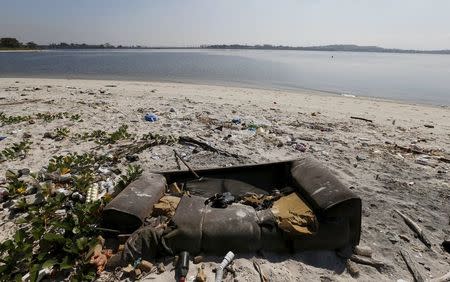 A damaged sofa is pictured on Fundao beach at Guanabara Bay, which receives waters from polluted rivers in Rio de Janeiro, Brazil, July 30, 2015. REUTERS/Sergio Moraes