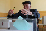 A man casts his vote at a polling station during Serbian presidential election in the ethnically divided town of Gracanica, Kosovo April 2, 2017. REUTERS/Hazir Reka