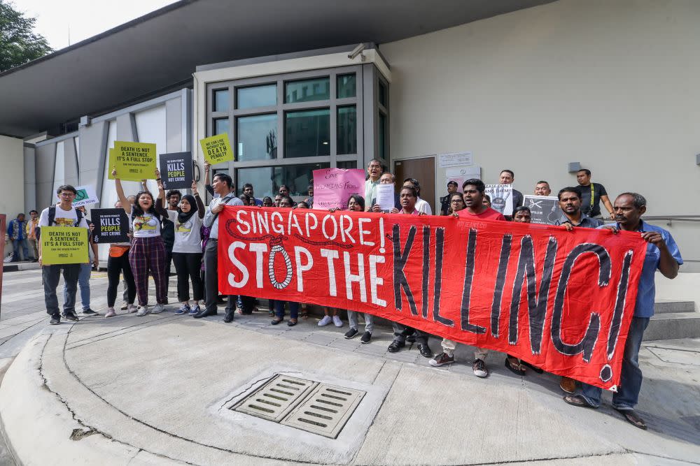 NGO members and the kin of Malaysian death row inmates protest against the death penalty at the Singapore High Commission in Kuala Lumpur July 25, 2019. — Picture by Ahmad Zamzahuri