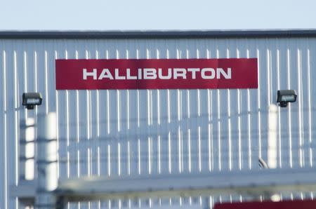 A Halliburton facility sits behind a barbed wire fence on the outskirts of Williston, North Dakota January 23, 2015. REUTERS/Andrew Cullen