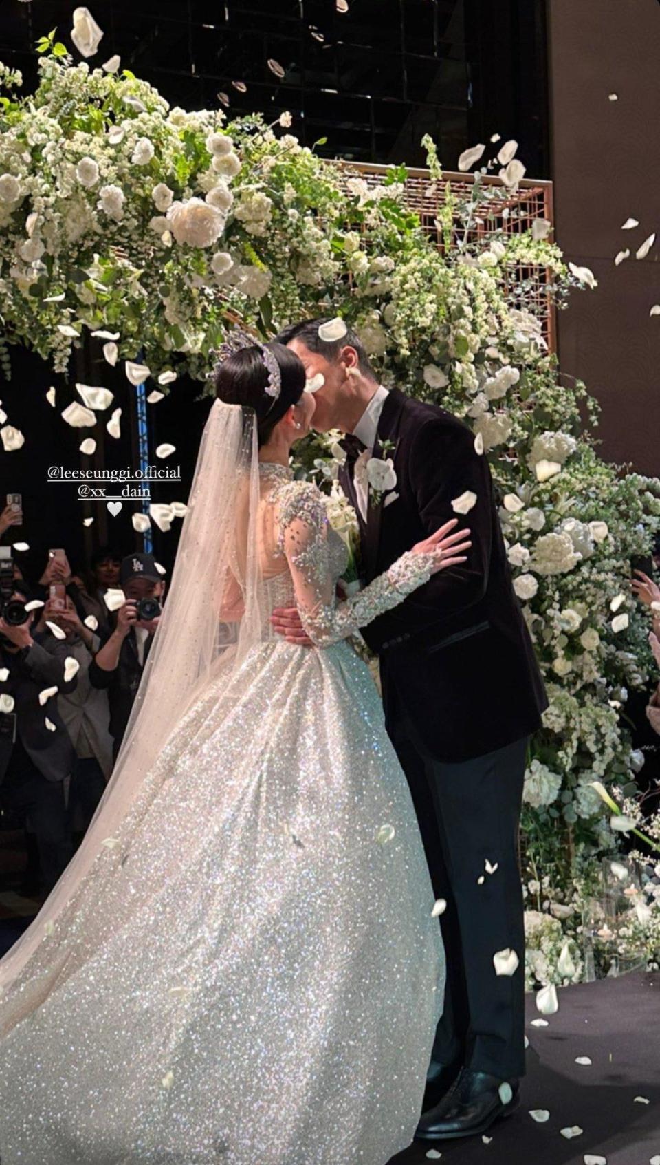李昇基和李多寅在婚禮上深情接吻羨煞眾人。（網路圖片）