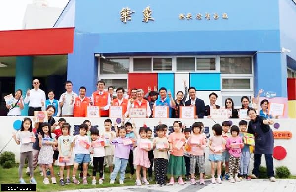 行政院長陳建仁（中排中）視察頭份市后庄非營利幼兒園與小朋友合影。<br /><br />（記者江乾松攝）