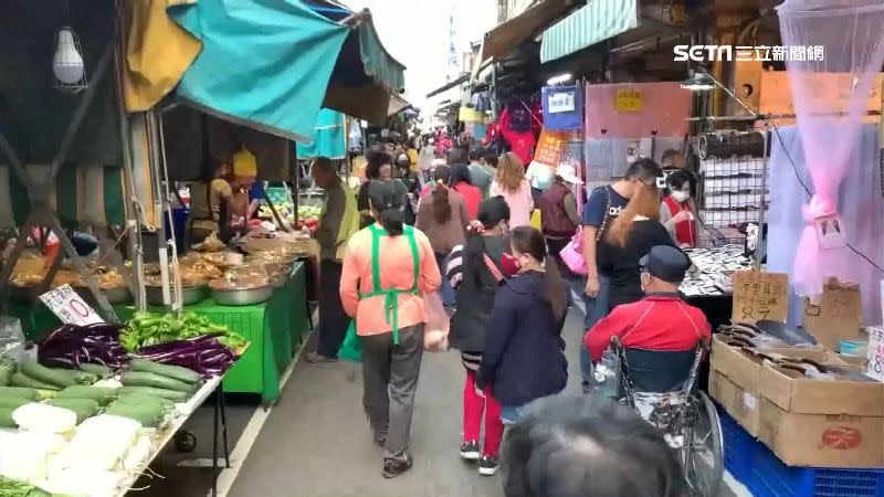 民眾擠進市場買菜恐增染疫風險。（示意圖／資料照）