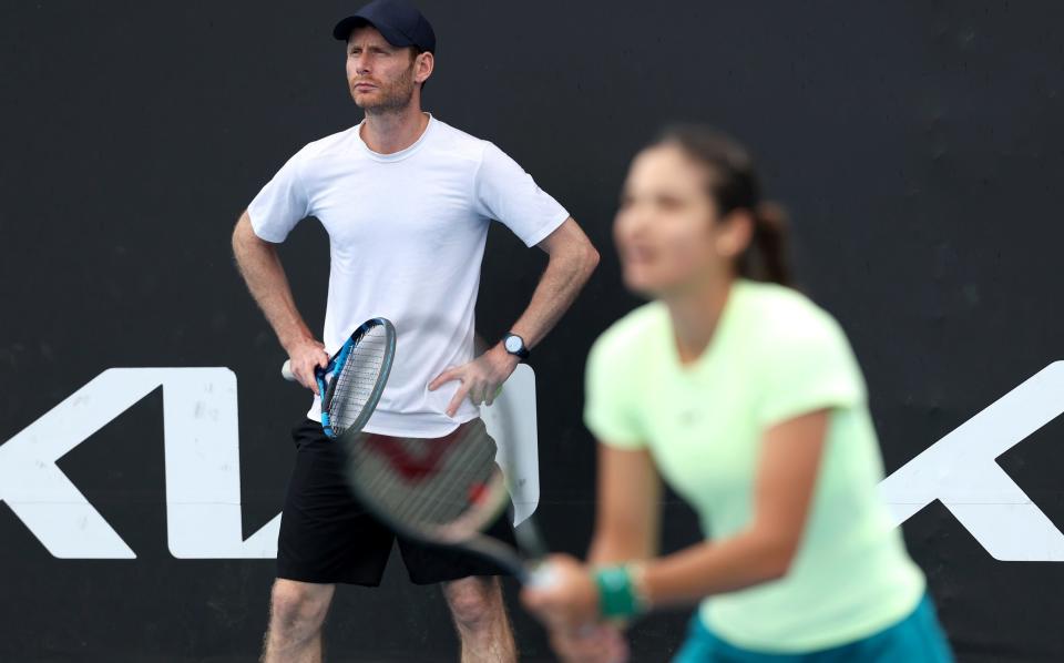 Nick Cavaday watches on as Emma Raducanu practices