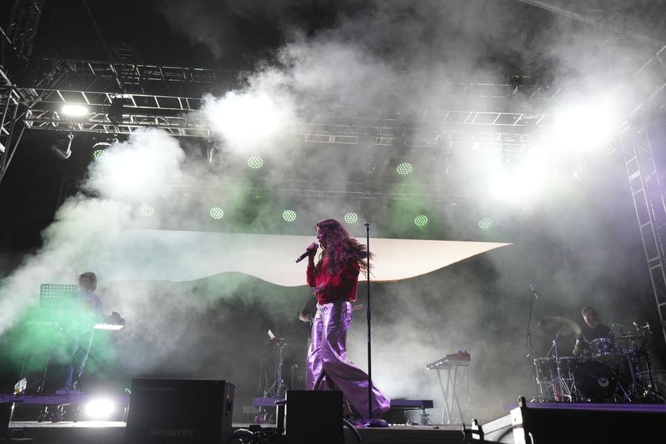 Bu Cuarón, de Inglaterra, durante su concierto en el Festival Tecate Emblema en la Ciudad de México el viernes 17 de mayo de 2024. (Foto AP/Fernando Llano)