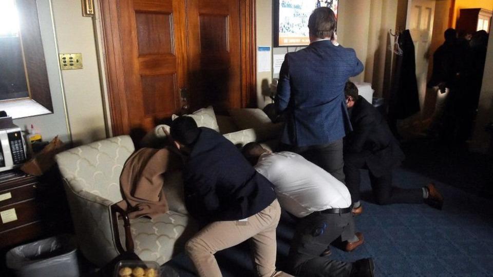 Congresistas y personal del Capitolio se refugiaron en sus oficinas e improvisaron barricadas para protegerse durante el asalto.