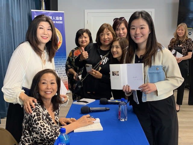 台灣眷村女作者張小聯（Dana，座者）近日帶著她的新書《今生今世在瑞士》來到洛杉磯，由聖瑪利諾華人協會主辦的新書介紹及簽名會座無虛席。（記者楊青／攝影）