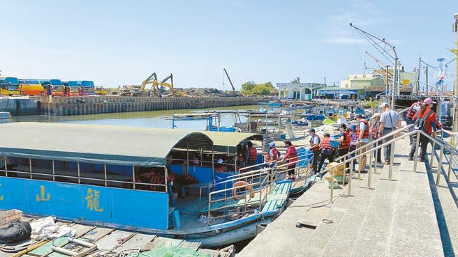 疫情趨緩，台南七股搭船遊潟湖客人回流。（劉秀芬攝）