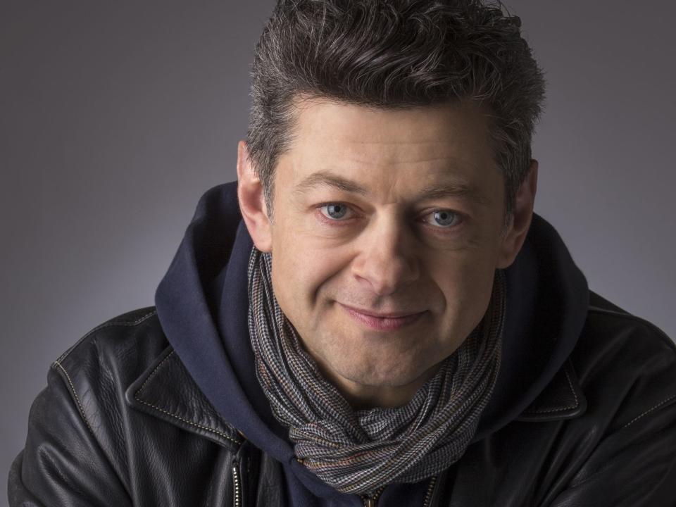 "Herr der Ringe", "Planet der Affen", "King Kong" - kein anderer haucht digitalen Geschöpfen so glaubhaft Leben ein wie Motion-Capturing-Experte Andy Serkis. In der Episode "Die letzten Jedi" mimt er so den mysteriösen Anführer der Ersten Ordnung: Supreme Leader Snoke. Nicht nur für Serkis ein einschneidendes Erlebnis. (Bild: Disney / 2015 Lucasfilm Ltd. & TM. All Rights Reserved)