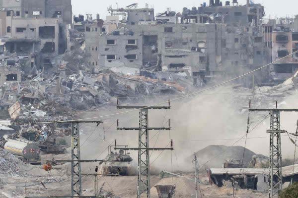 Un tanque del ejército israelí conduciendo dentro del enclave palestino en medio de continuas batallas entre Israel y el grupo militante Hamás.