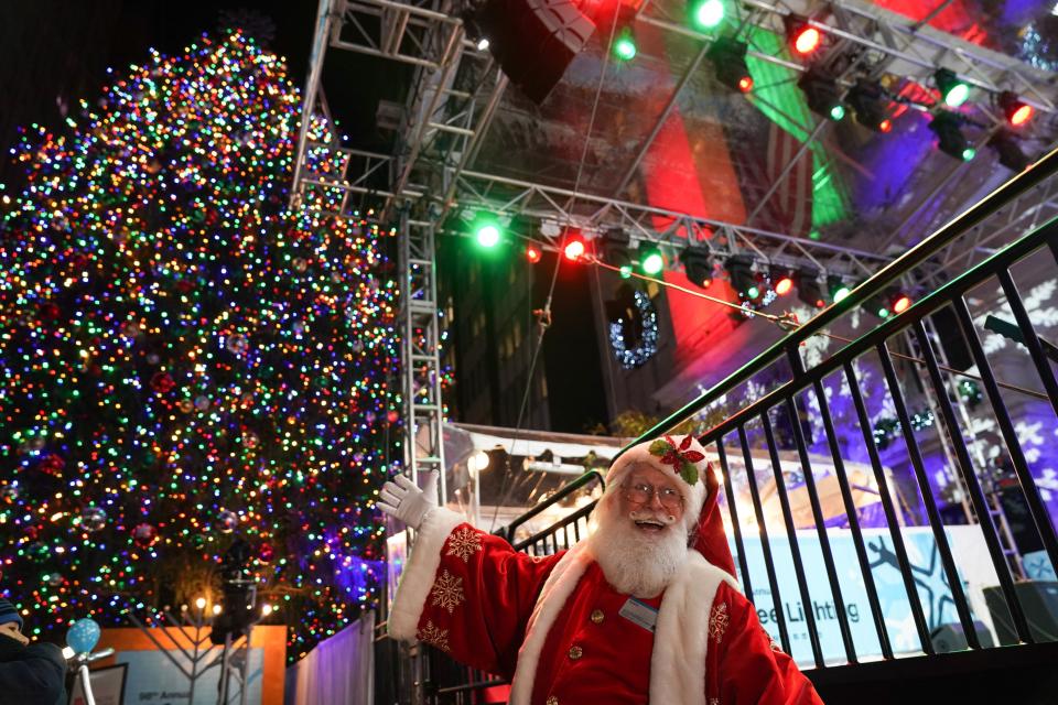 Święty Mikołaj patrzy na 98. doroczną ceremonię zapalenia światełek na choince na nowojorskiej giełdzie 1 grudnia 2021 r. W Nowym Jorku.  (Zdjęcie: Brian R. Smith/AFP) (Zdjęcie: Brian R. Smith/AFP za pośrednictwem Getty Images)