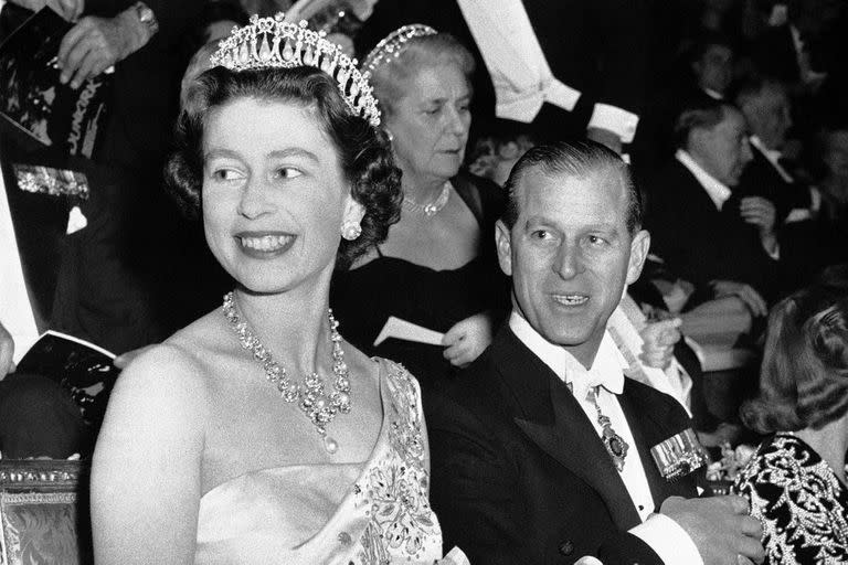 La reina Isabel II junto su esposo, el príncipe Felipe, duque de Edimburgo, en el Empire Theatre de Londres para el estreno mundial de la película &quot;Dunkerque&quot;, el 20 de marzo de 1958