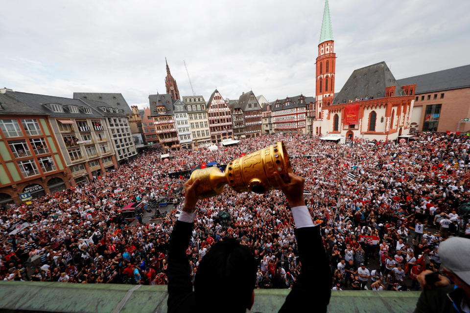 Tausende Eintracht-Fans feierten am Sonntag in der Altstadt den Pokalsieg (Bild: Reuters)