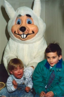 Gruppenbild mit Hase: Besonders der Junge links schätzt es gar nicht, von dem Ungetüm mit dem orangefarbenen Plastikgesicht samt Riesenzähnen auf die Schulter gefasst zu werden – sein großer Bruder hingegen erträgt die Situation mit eingefrorenem Lächeln.