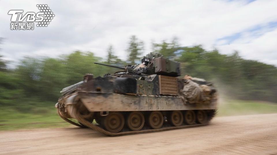 據稱俄軍工程部隊派出兩輛曳引車，在黑夜和濃霧的掩護下，將這輛布萊德雷戰鬥車拖回佔領區。（圖／達志影像美聯社）