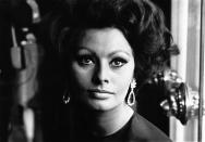 Wie Gina Lollobrigida versuchte sich auch Sophia Loren in den 50er-Jahren in Hollywood zu etablieren - mit Erfolg: Nach Komödien wie "Hausboot" und dem Monumentalfilm "El Cid" machte sich die Römerin mit "Und dennoch leben sie" 1960 auch als Charakterdarstellerin einen Namen. (Bild: Dorothy/Daily Express/Hulton Archive/Getty Images)