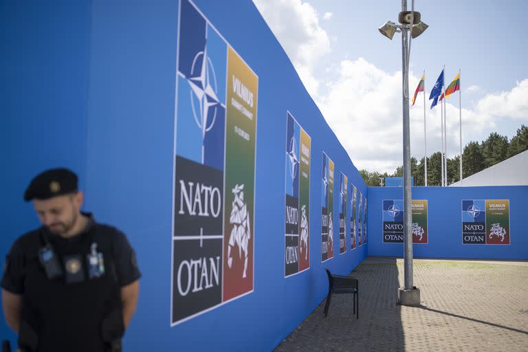 Un guardia de seguridad afuera de la sede donde en un par de días será la cumbre de la OTAN en Vilna, Lituania, el domingo 9 de julio de 2023. 