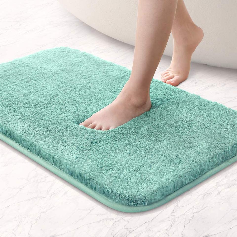 VANZAVANZU Extra Large Bath Mat. (Image via Amazon)