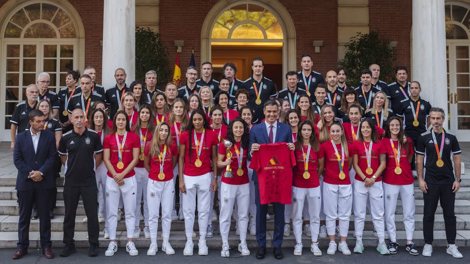 The team has a photo taken with Spanish Prime Minister Pedro Sánchez. - Manu Fernandez/AP