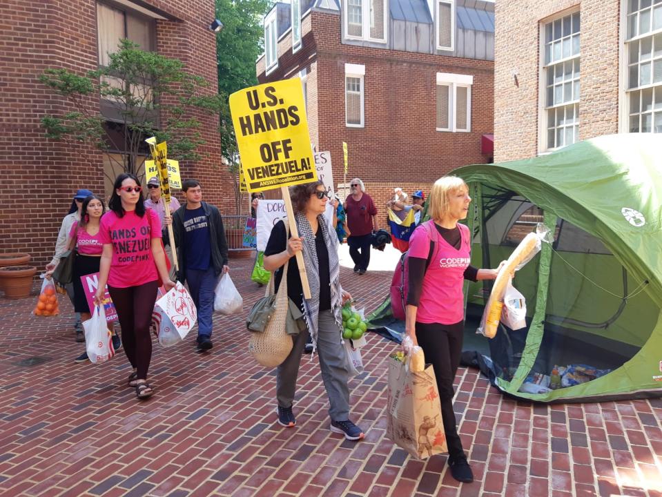 Medea Benjamin, activista de Code Pink, intenta introducir comida a la embajada de Venezuela en Washington, el 2 de mayo de 2019 (AFP/Archivos | Ariela NAVARRO)