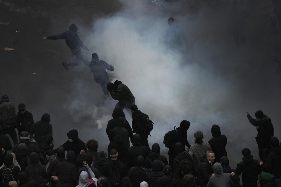 Manifestantes pelean al final de una manifestación en París, el jueves 23 de marzo de 2023. Los sindicatos franceses organizaron sus primeras manifestaciones masivas el jueves, luego de que el presidente Emmanuel Macron hizo enojar aún más a sus críticos al mantenerse firme con su plan de reformar el sistema de pensiones que su gobierno ha impulsado en el Parlamento sin someterla a una votación. (AP Foto/Christophe Ena)