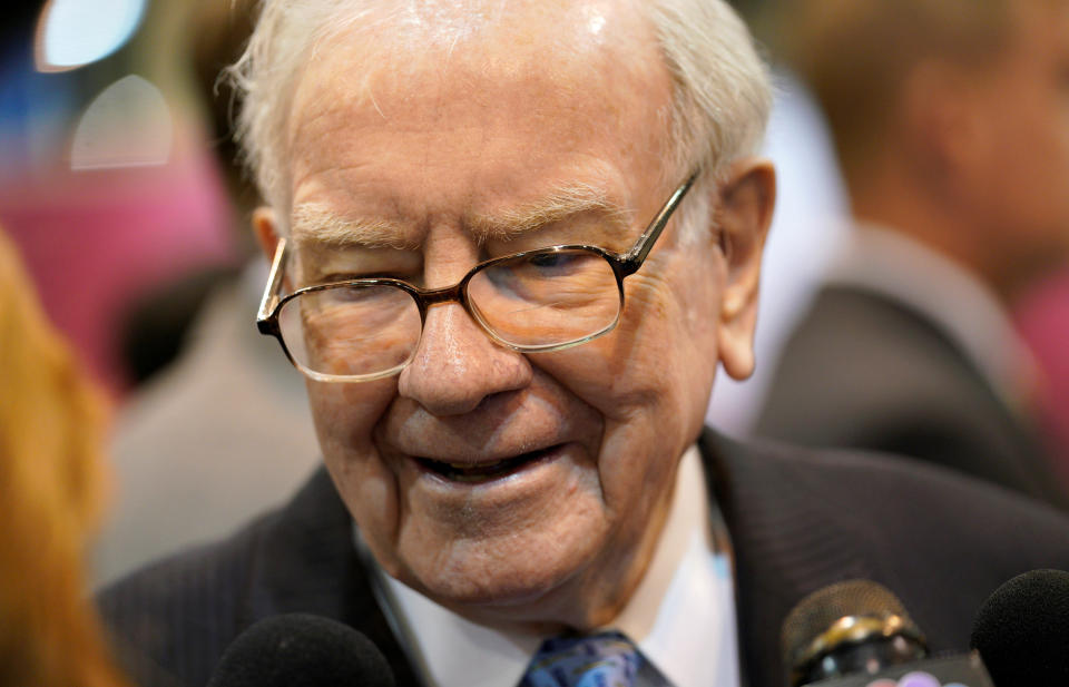 Warren Buffett, CEO of Berkshire Hathaway Inc, tours the exhibit hall at the company’s annual meeting in Omaha, Nebraska, U.S., May 5, 2018. REUTERS/Rick Wilking