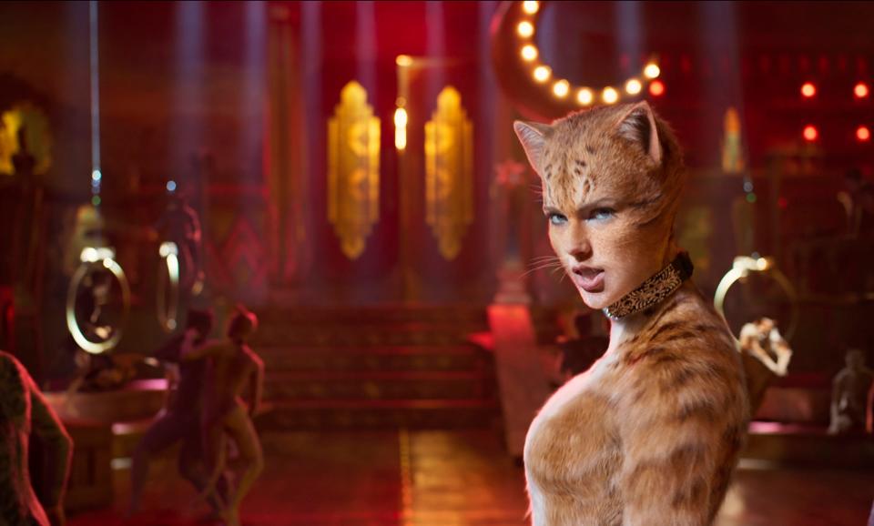 Even Taylor Swift, as Bombalurina, couldn't get audiences purring for "Cats."