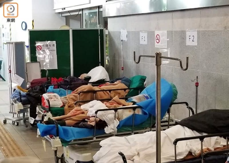 數名病人於寒冷天氣下，在瑪嘉烈醫院急症室候診區的床上候診。(胡德威攝)
