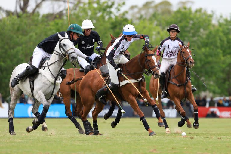 Cruz Heguy, de El Overo Z7 UAE, escapa del sudafricano Ignatius Du Plessis y de Gonzalo Pieres (h.), de Ellerstina; atrás, Lucas Monteverde (n.), otro debutante absoluto en el Argentino Abierto de polo.