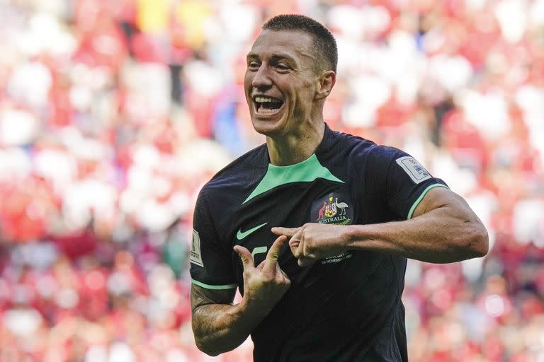 El australiano Mitchell Duke celebra tras anotar el gol de su equipo en el partido del Grupo D del Mundial que enfrentó a Túnez y Australia, en el estadio Al Janoub de Al Wakrah, Qatar, el 26 de noviembre de 2022. (AP Foto/Luca Bruno)